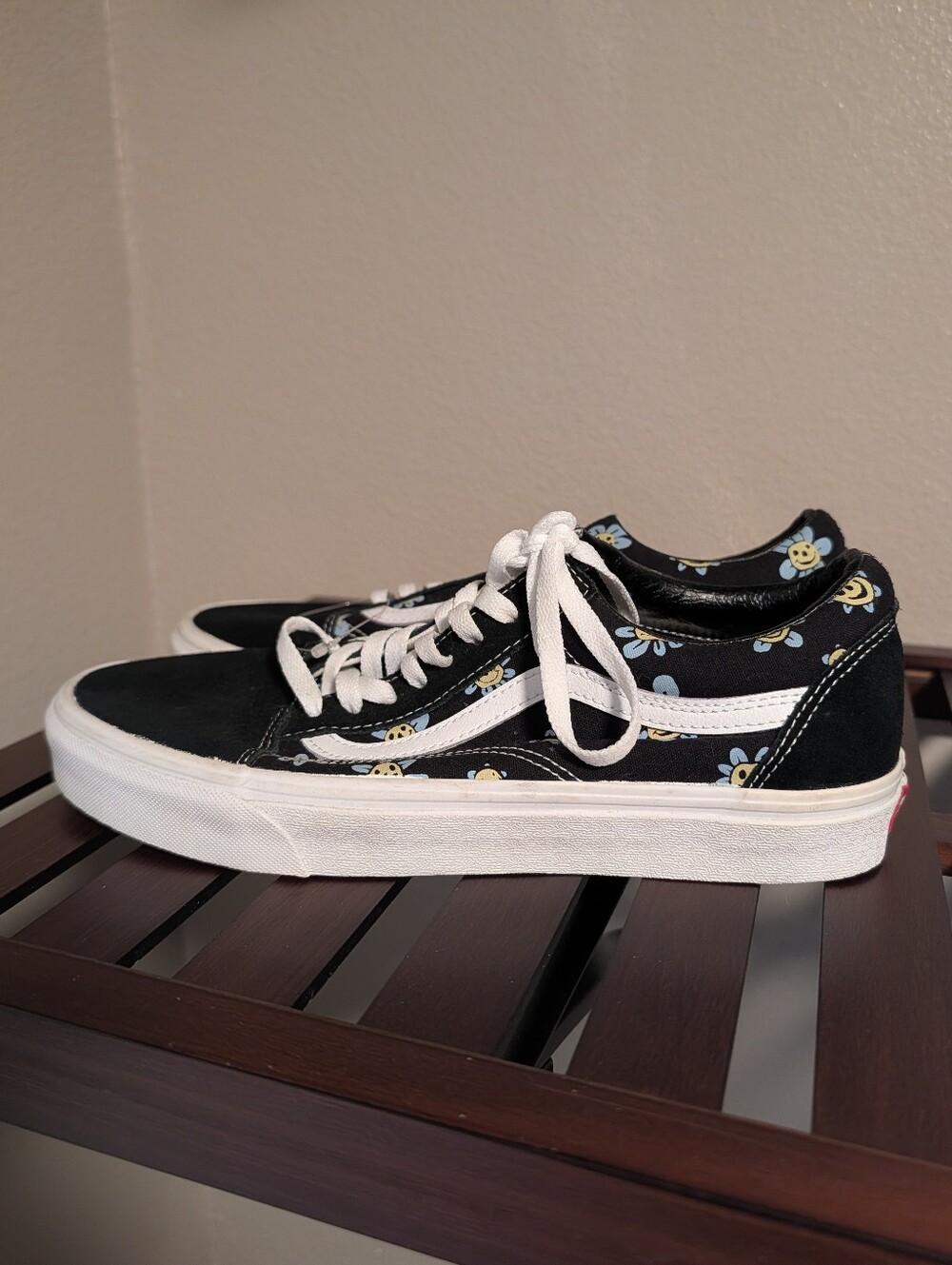 Vans Old Skool Mens 9.5 Black Smiley Daisy Flower Print Skate Shoes Sneakers